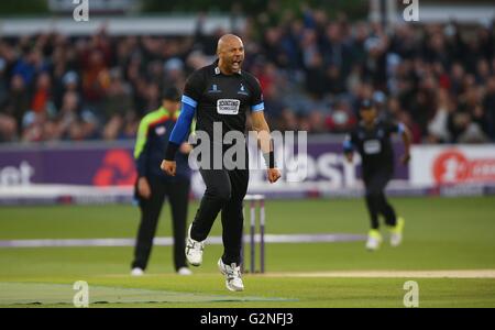 Sussex Tymal Mills feiert bowling Chris Gayle während der NatWest T20 Blast Spiel zwischen Sussex Haie und Somerset auf dem 1. zentrale County Ground in Hove. 1. Juni 2016. James Boardman / Tele Bilder + 44 7967 642437 Stockfoto