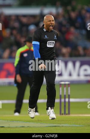 Sussex Tymal Mills feiert bowling Chris Gayle während der NatWest T20 Blast Spiel zwischen Sussex Haie und Somerset auf dem 1. zentrale County Ground in Hove. 1. Juni 2016. James Boardman / Tele Bilder + 44 7967 642437 Stockfoto