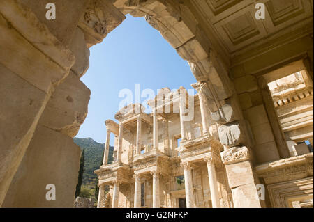 Celsus-Bibliothek, betrachtet durch die Mazeus und Mithridates Tor, Ephesus, Türkei Stockfoto