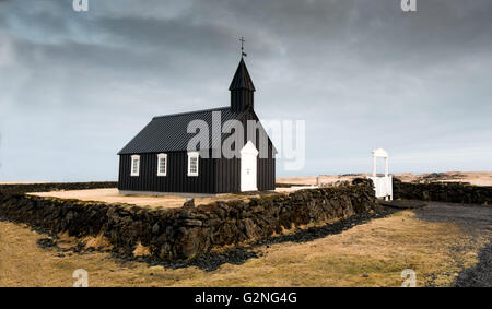 Berühmte und malerische schwarze Kirche von Budir auf Snaefellsnes Halbinsel Region in Island. Stockfoto