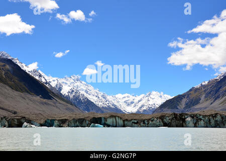 Tasman-Gletscher auf Tasman See am Fuße der Schnee bedeckt Berge von Aoraki (Mount Cook) Nationalpark in Neuseeland Stockfoto