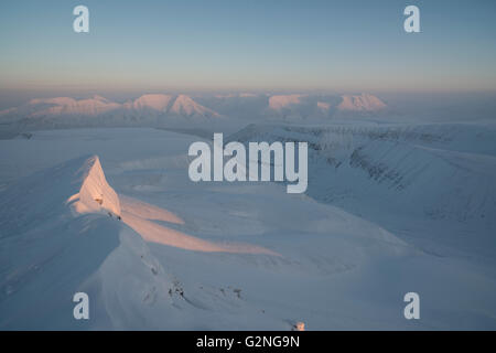 Wintersaison in der Wildnis von Svalbard. Berge im ersten Licht. Spitsbergen, Svalbard, Norwegen. Stockfoto