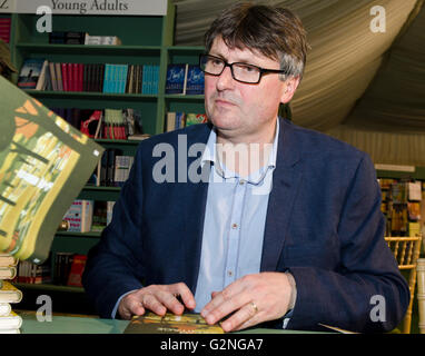 Simon Armitage, Dichter, Oxford-Professor der Poesie, Signierstunde sein neue Werk Perle am Hay Festival Samstag, 28. Mai 2016 Stockfoto