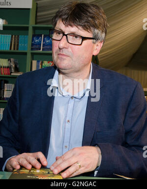 Simon Armitage, Dichter, Oxford-Professor der Poesie, Signierstunde sein neue Werk Perle am Hay Festival Samstag, 28. Mai 2016 Stockfoto