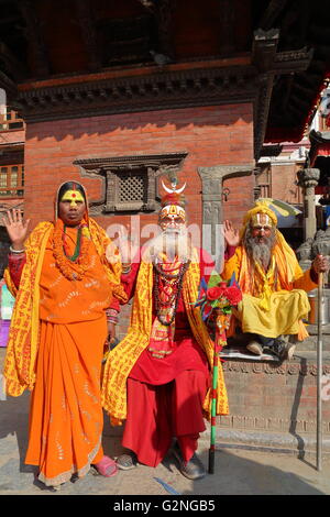 Porträt von drei Sadhus (Heiliger), eine Frau und zwei Männer, Durbar Square, Kathmandu, Nepal Stockfoto