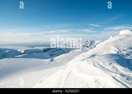 Blick von Trollsteinen in Longyearbyen und Platåberget. Auf Trollsteinen. Winterbild von Svalbard mit Luftbild des Adventfjorden Norwegen Stockfoto