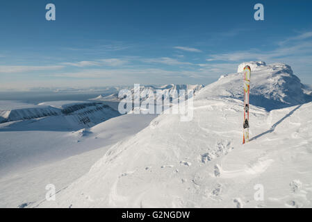 Winterliche Bergwelt Spitzbergens Mit Blick Auf Longyearbyen Winterscape von Spitzbergen mit Luftbild des Adventfjorden Norwegen Stockfoto