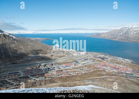 Panoramablick auf Longyearbyen von Sukkertoppen im Sommer Longyearbyen und Adventfjorden im Sommer Svalbard Spitzbergen Norwegen Stockfoto