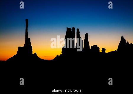 Totempfahl und Yei Bi Chei bei Sonnenaufgang in Navajo National Monument, Arizona. Stockfoto