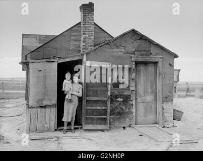 Frau und Kind von Sub Marginal Bauer, Pennington County, South Dakota, USA, Arthur Rothstein für Farm Security Administration (FSA), Mai 1936 Stockfoto