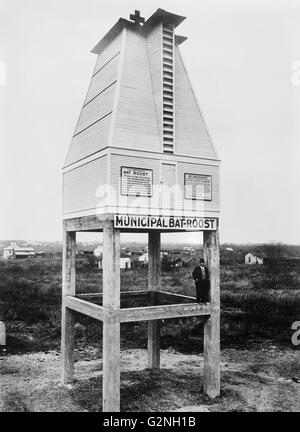 Dr. Charles Augustus Rosenheimer Campbell stehend mit Fledermaus Roost, San Antonio, Texas, USA, ca. 1910 Stockfoto