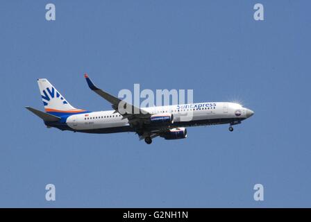 Sun Express Boeing 737-800 Flugzeuge beim Anflug auf Adnan Menderes Flughafen Stockfoto