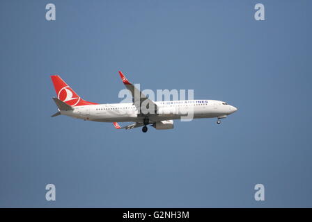 Turkish Airlines Boeing 737-800 Flugzeuge beim Anflug auf den Flughafen Adnan Menderes Stockfoto