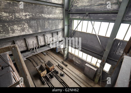 Verlassene alte Kohle Mine Interieur mit leeren Wagen. Stockfoto