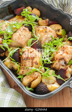 Zitrone und Thymian Brathähnchen mit Knoblauch zerdrückt, neuen Kartoffeln und rote Beete in Balsamico-Essig und Olivenöl Stockfoto