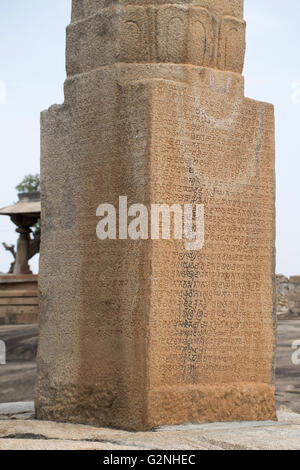 Kannada Inschriften geschnitzt auf brahmasthambha, chandragiri Hügels, sravanabelgola, Karnataka, Indien. Eine sitzende Figur von Lord Brahma Stockfoto