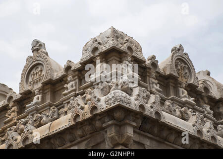 Geschnitzte Figuren an den Wänden, Hügel Chavundaraya Basadi, Chandragiri, Sravanabelgola, Karnataka, Indien. Stockfoto