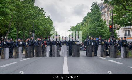 Französischen Gewerkschaften und Studenten protestieren in Paris, Frankreich, nachdem die Regierung gezwungen durch umstrittene Arbeitsmarktreformen Stockfoto