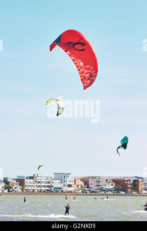 Gruppe von Menschen, die Kite-Surfen auf dem Meer im Vereinigten Königreich Stockfoto