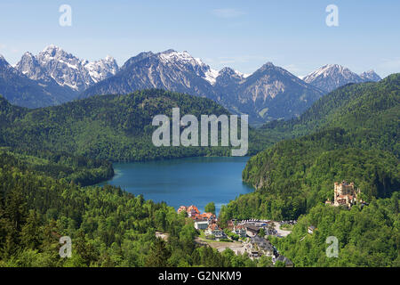 Blick vom Balkon aus mit Blick auf den See und die ältere Burg Schloss Neuschwanstein. Stockfoto