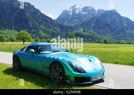 TVR Sagaris vor den Alpen in Hohenschwangau, Deutschland. Stockfoto