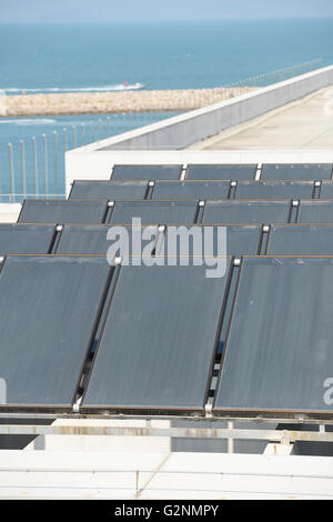 Solare Warmwasserbereitung Panel auf einem Hausdach Stockfoto