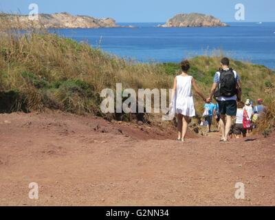 Paare, die nach unten in Richtung Cap de Cavalleria Strand, Menorca, Spanien Stockfoto