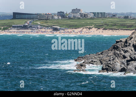 Sonniges Wetter bringt die Massen. Fistral Beach gesehen von Osten Pentire Landzunge in Newquay, Cornwall. Stockfoto