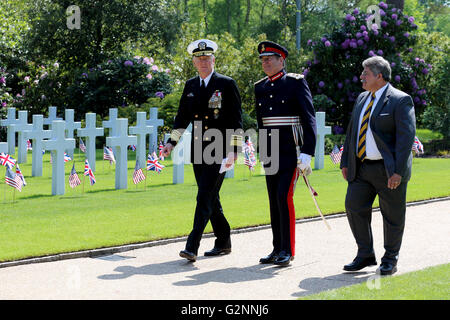 Auf der linken Seite: VADM James G Foggo III; Mitte: HM Lord Lieutenant Surrey Michael mehr-Molyneux & ABMC Superintendent Craig Rahanian Stockfoto