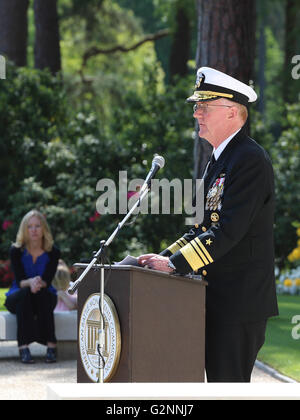 2016 American Memorial Service Brookwood Cemetery UK - Memorial Adresse durch VADM James G. Foggo III Kommandant uns 6. Flotte Stockfoto