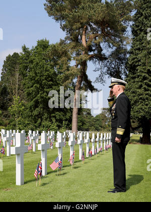 2016 salutiert American Memorial Service Brookwood militärischen Friedhof UK VADM James G. Foggo III Commander US 6. Flotte der gefallenen Stockfoto