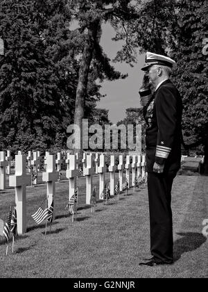 2016 salutiert American Memorial Service Brookwood militärischen Friedhof UK VADM James G. Foggo III Commander US 6. Flotte der gefallenen Stockfoto