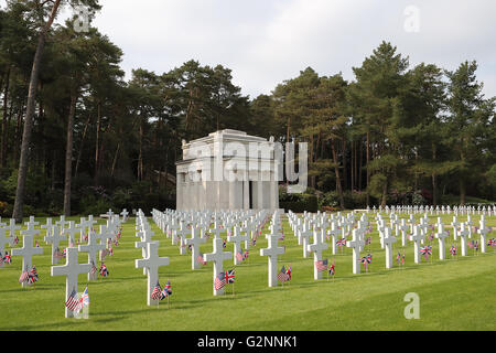 2016 American Memorial Service bei UK Brookwood Soldatenfriedhof mit Gräbern in der Nähe der Kapelle geschmückt mit Fahnen Stockfoto