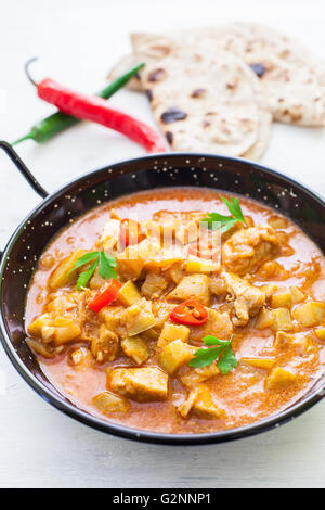 Indisches Tikka Masala Hähnchen und flache Naan Brot Stockfoto