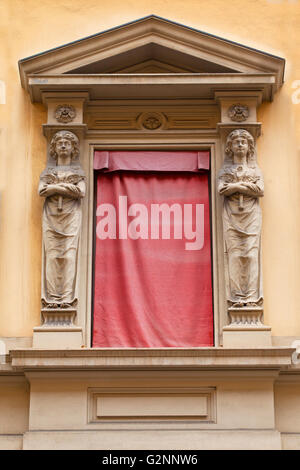 Details eines historischen Gebäudes auf "Viale Dell 'Indipendenza". Bologna, Emilia Romagna, Italien. Stockfoto