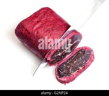 getrocknetes Fleisch in den Gewürzen isoliert auf weißem Hintergrund Stockfoto