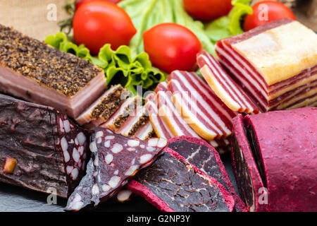 Gemischte Fleisch Wurst und Gemüse Nahaufnahme Stockfoto