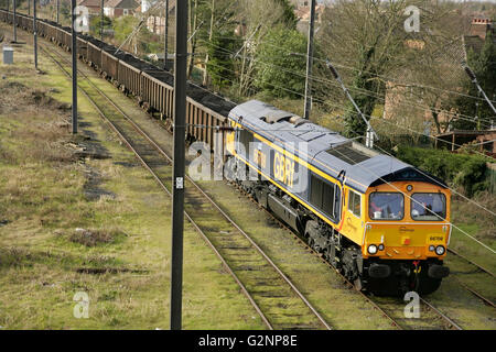 Class 66 GBRf Diesel Lokomotive 66708 station "Jayne" mit Zug der Kohlewagen, in Holgate Anschlussgleise südlich von York. Stockfoto