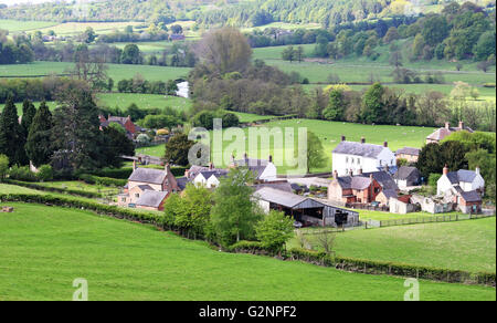 Eine englische Landschaft mit Blick auf ein Dorf in Derbyshire Dales mit Schafbeweidung im Feld Stockfoto