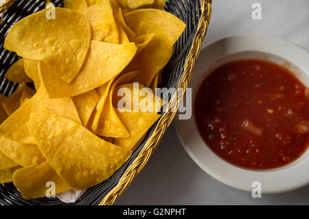 Mexikanische knusprige Tortilla-Chips mit würzigen roten Tomatensalsa Stockfoto