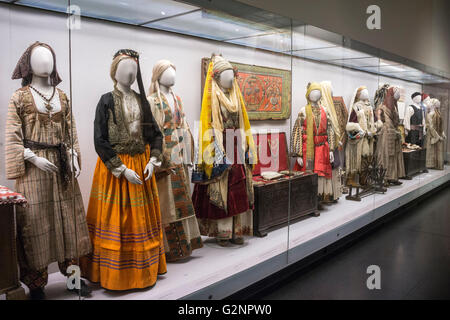 Griechischen Trachten auf dem Display an das Benaki Museum, Athen, Griechenland Stockfoto