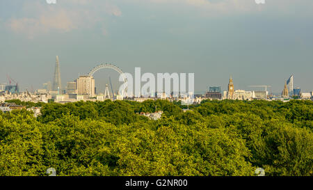 London, UK, ca. September 2013: Skyline von London, Green Park im Vordergrund Stockfoto