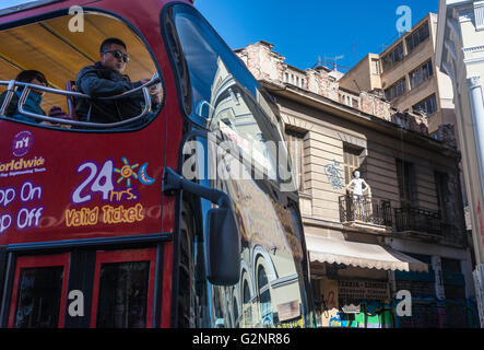 Athen-Sightseeing-Bus auf der Ermou Street in Monastiraki Stadtteil von Athen, Griechenland Stockfoto