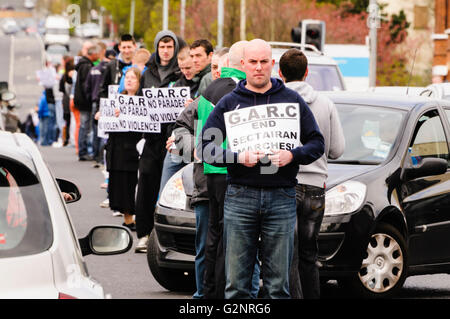 Belfast, UK/Irland. 04.07.2012 - führt Dee Fennell (vorne) der größere Ardoyne Bewohner Ausschuss während sie einen weiße Linie Protest gegen Oranier-Orden Paraden vorbei Bereich zu halten. Stockfoto