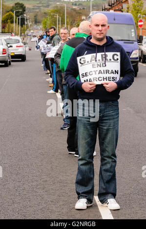 Belfast, UK/Irland. 04.07.2012 - führt Dee Fennell (vorne) der größere Ardoyne Bewohner Ausschuss während sie einen weiße Linie Protest gegen Oranier-Orden Paraden vorbei Bereich zu halten. Stockfoto