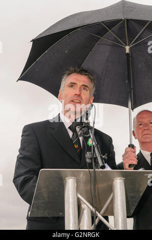 Belfast, UK/Irland, 04.08.2012 - Sinn Féin gedenken am Osteraufstand 1916 in Irland.  Declan Kearney, Vorsitzender der Sinn Féin, gibt die Hauptadresse des Nachmittags. Stockfoto