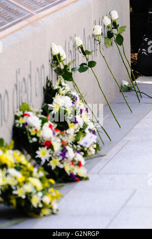Belfast, UK. 15.04.2012 - werden Kränze und Blumen auf den hundertsten Jahrestag des Untergangs der Titanic und Eröffnung des Memorial Garden in der Belfast City Hall verlegt. Stockfoto