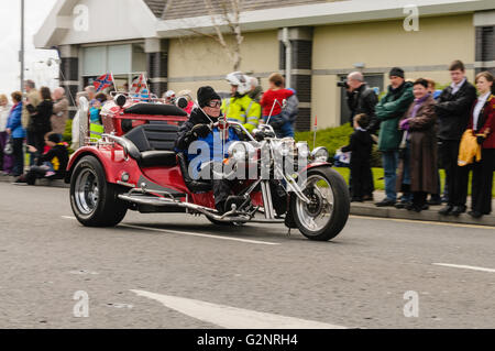 Antrim, Nordirland, 22/04/2012 - ein Motorradfahrer fährt motortrike Vergangenheit Massen während einer Charity Ride Out Stockfoto