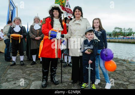 Carrickfergus, 06.09.2012. Arlene Foster MLA (DUP) trifft "King Billy" an das Re-Enactment der Landung der König William der Orange in Carrickfergus vor der Schlacht am Boyne 1690, als er König James besiegte I und konvertierte England zum Protestantismus über Regel aus Rom.  Mit ihr sind ihre beiden ältesten Kinder, Sarah (11) und George (9). Stockfoto