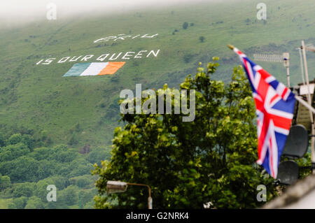 Belfast, 26.06.2012 - Republikaner protestieren gegen Queen es Besuch in Nordirland mit einer riesigen irische Flagge am Black Mountain und Nachricht "Eriu ist unsere Königin" die Botschaft ist sichtbar überall in Belfast. Stockfoto